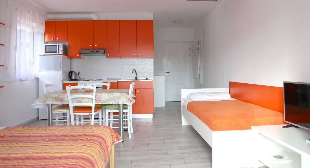 Apartments Laura ปิเนซิตซี ภายนอก รูปภาพ