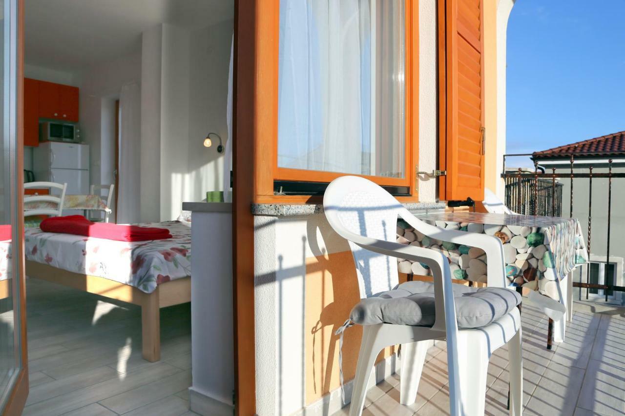 Apartments Laura ปิเนซิตซี ภายนอก รูปภาพ